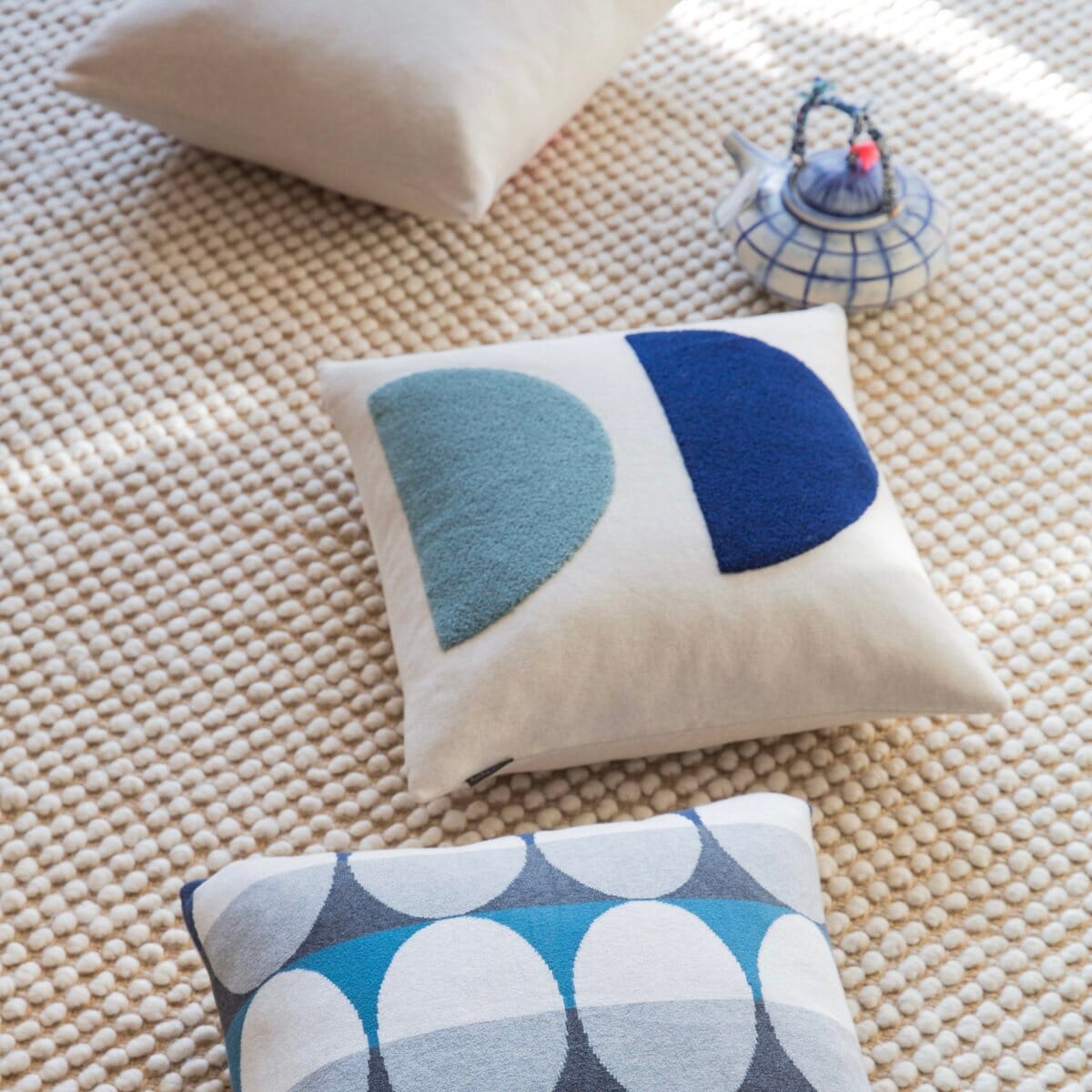 Besticktes Kissen 'Mona' blau Zierkissen Funky Doris