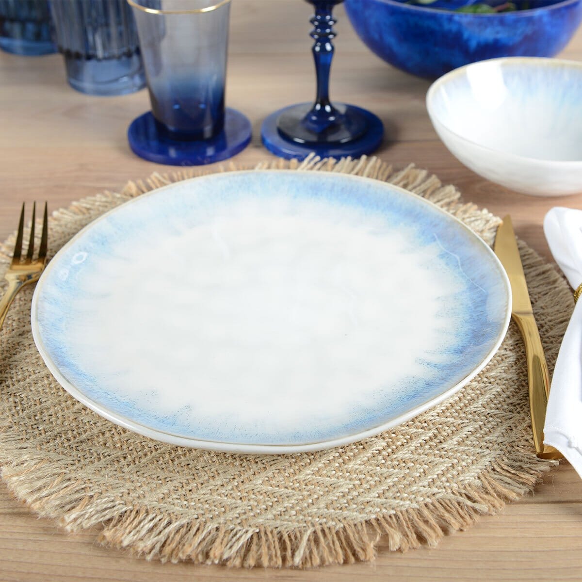Flacher Teller mit hellblauer Musterung Teller AULICA