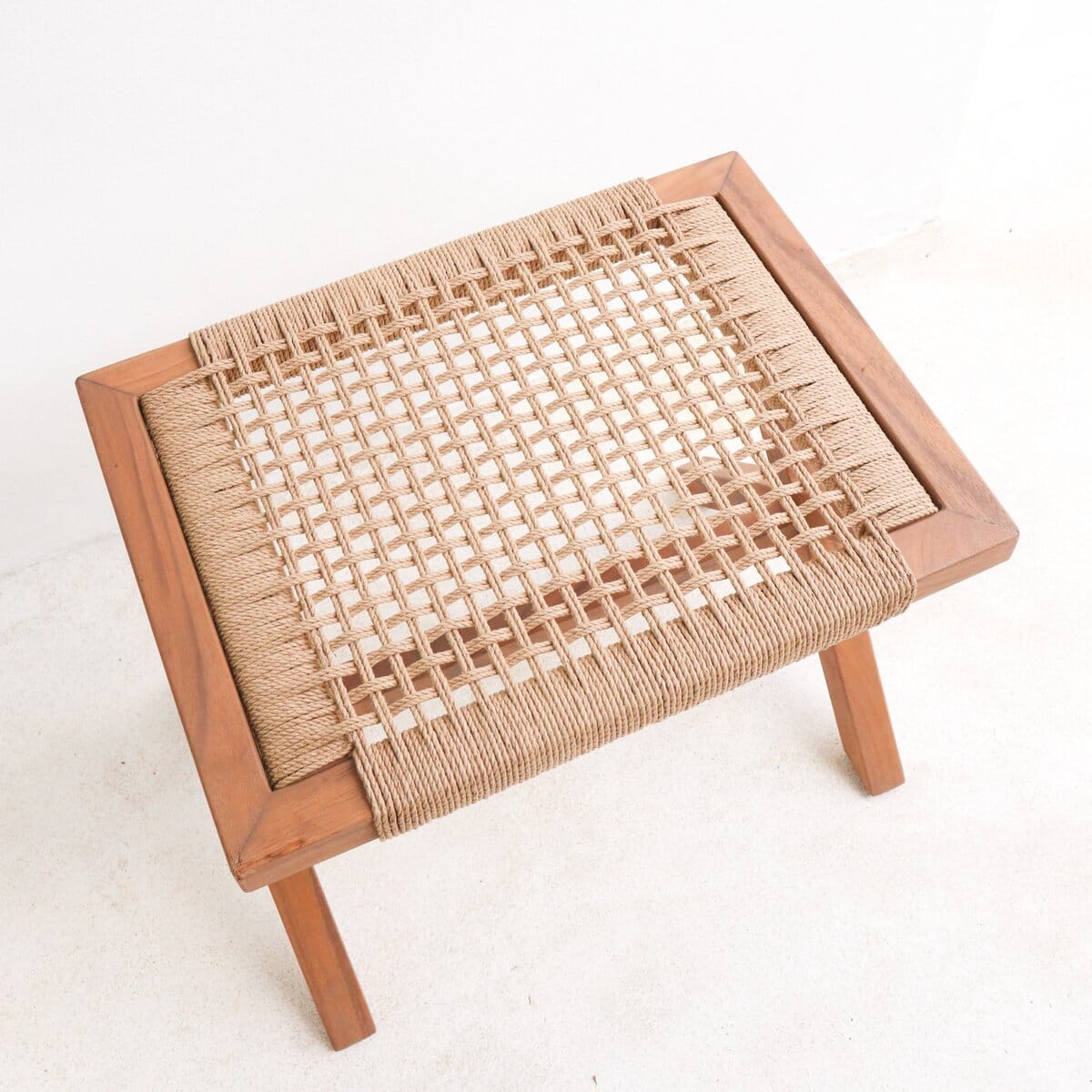 Großer Holzhocker INDRA (beige) aus Trembesi mit einer Sitzfläche aus gewebtem Recyclingpapier Soeji