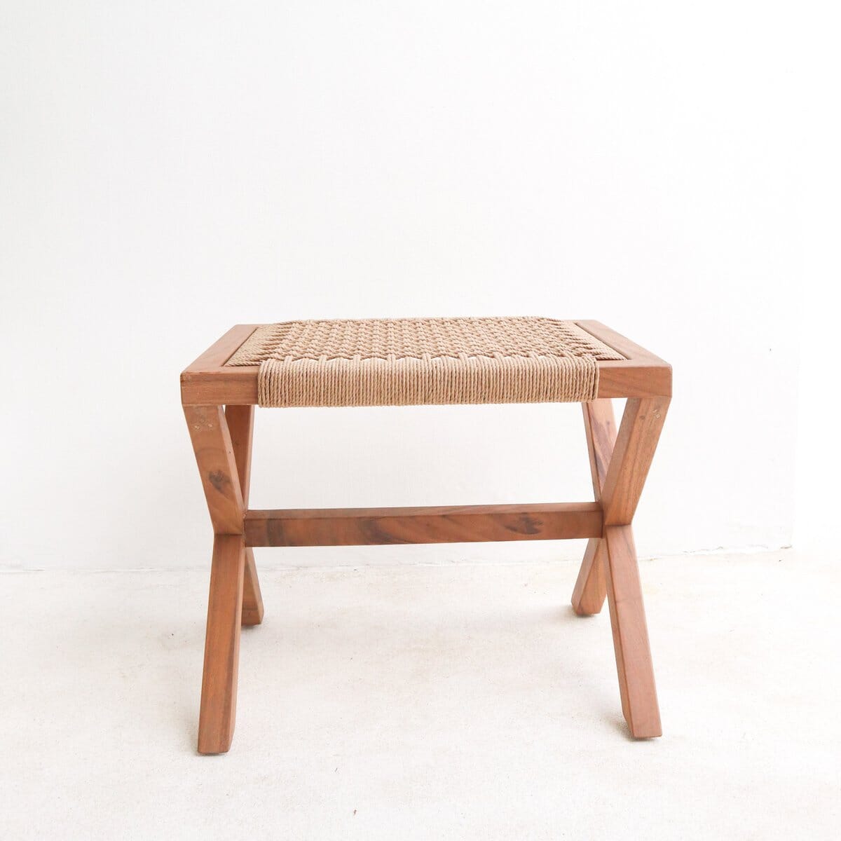 Großer Holzhocker INDRA (beige) aus Trembesi mit einer Sitzfläche aus gewebtem Recyclingpapier Soeji