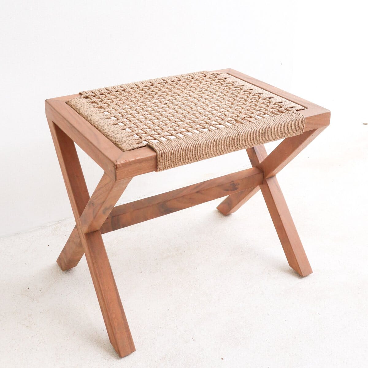 Großer Holzhocker INDRA (beige) aus Trembesi mit einer Sitzfläche aus gewebtem Recyclingpapier Soeji