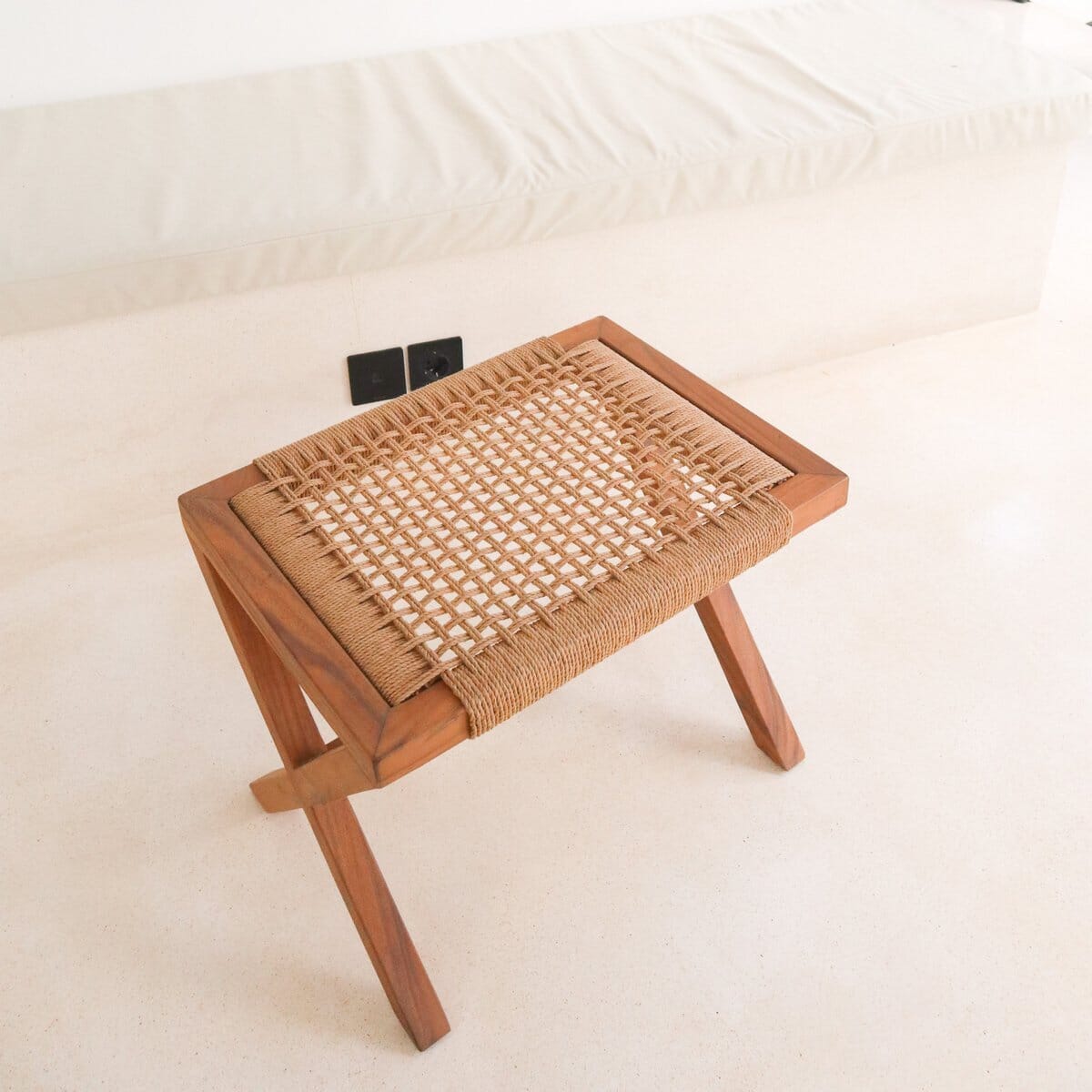 Großer Holzhocker INDRA (beige) aus Trembesi mit einer Sitzfläche aus gewebtem Recyclingpapier Soeji