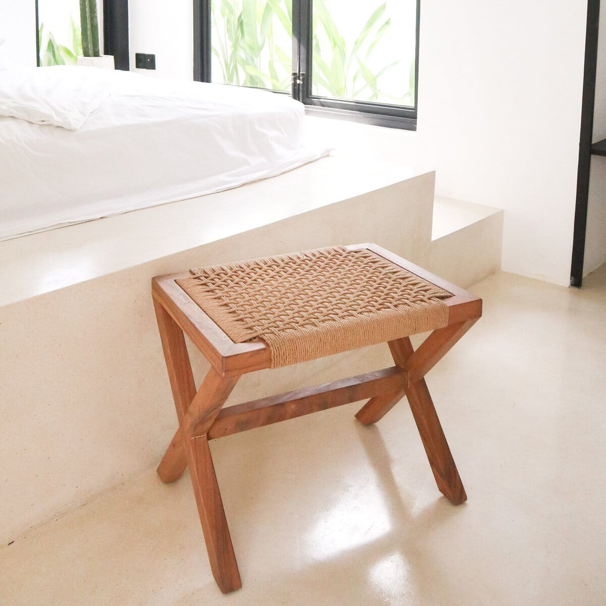 Großer Holzhocker INDRA (beige) aus Trembesi mit einer Sitzfläche aus gewebtem Recyclingpapier Soeji