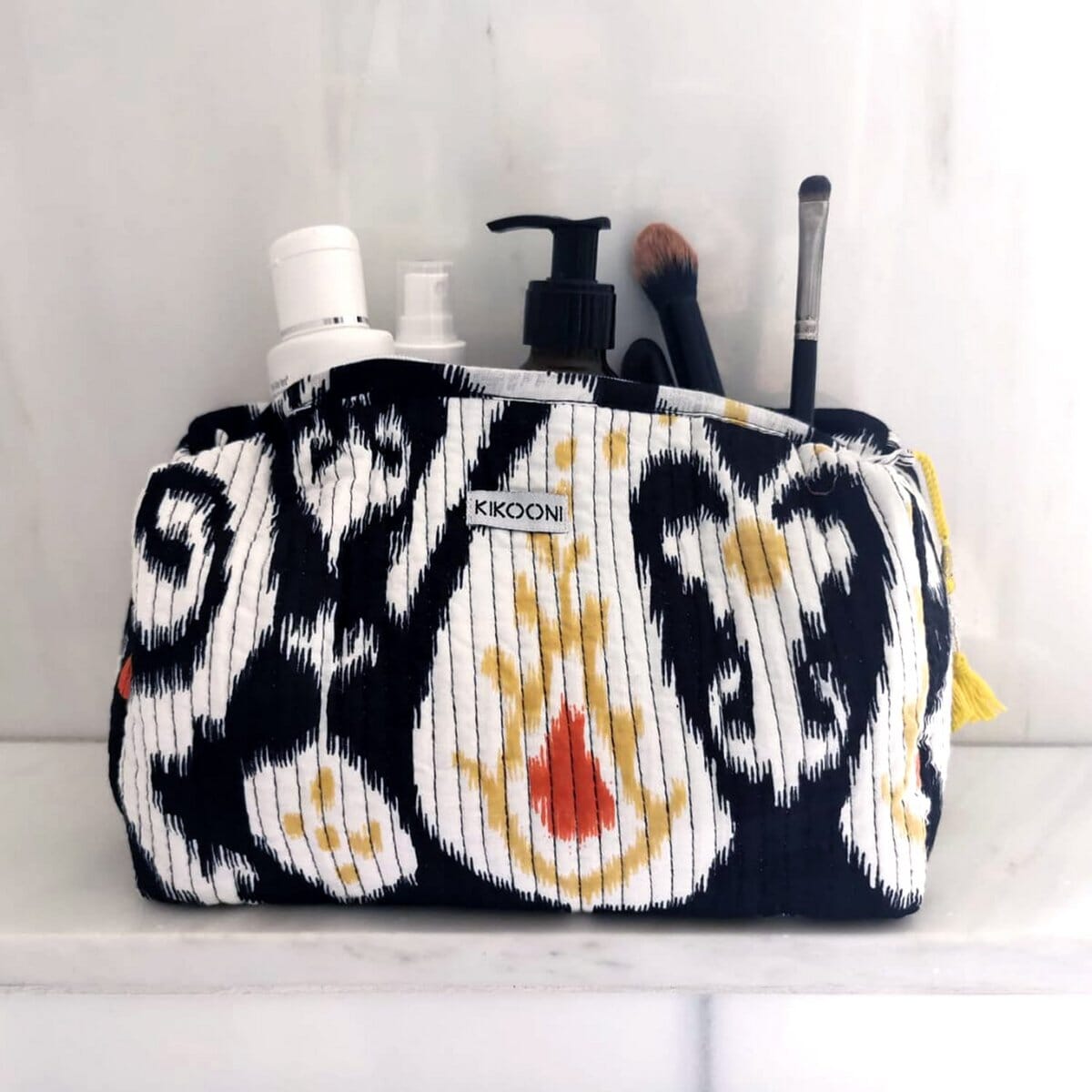 Handgemachte Kosmetiktasche "BLACK IKAT" Kosmetiktasche KIKOONI