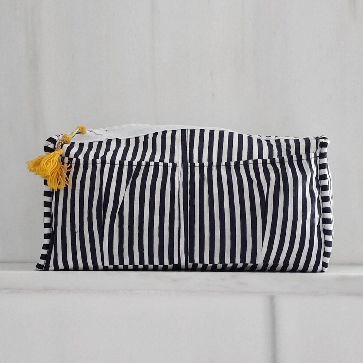 Handgemachte Kosmetiktasche "BLACK IKAT" Kosmetiktasche KIKOONI