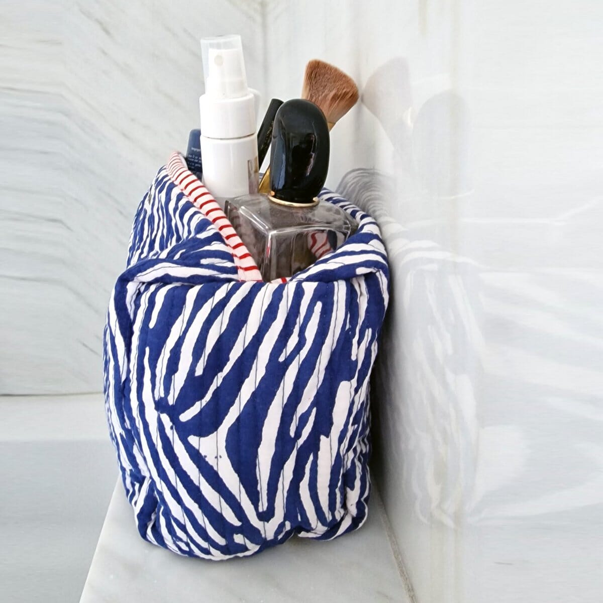 Handgemachte Kosmetiktasche "blue Zebra" Kosmetiktasche KIKOONI