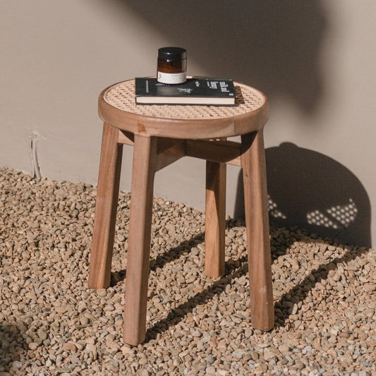 Holzhocker CARAMIN aus Trembesi mit einer Sitzfläche aus geflochtenem Rattan Soeji