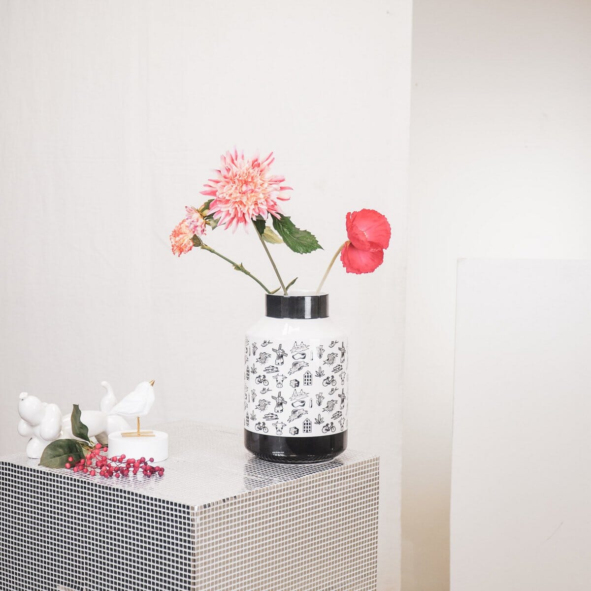 Housevitamin Vase - Dutch Black - 19x19x30cm Housevitamin