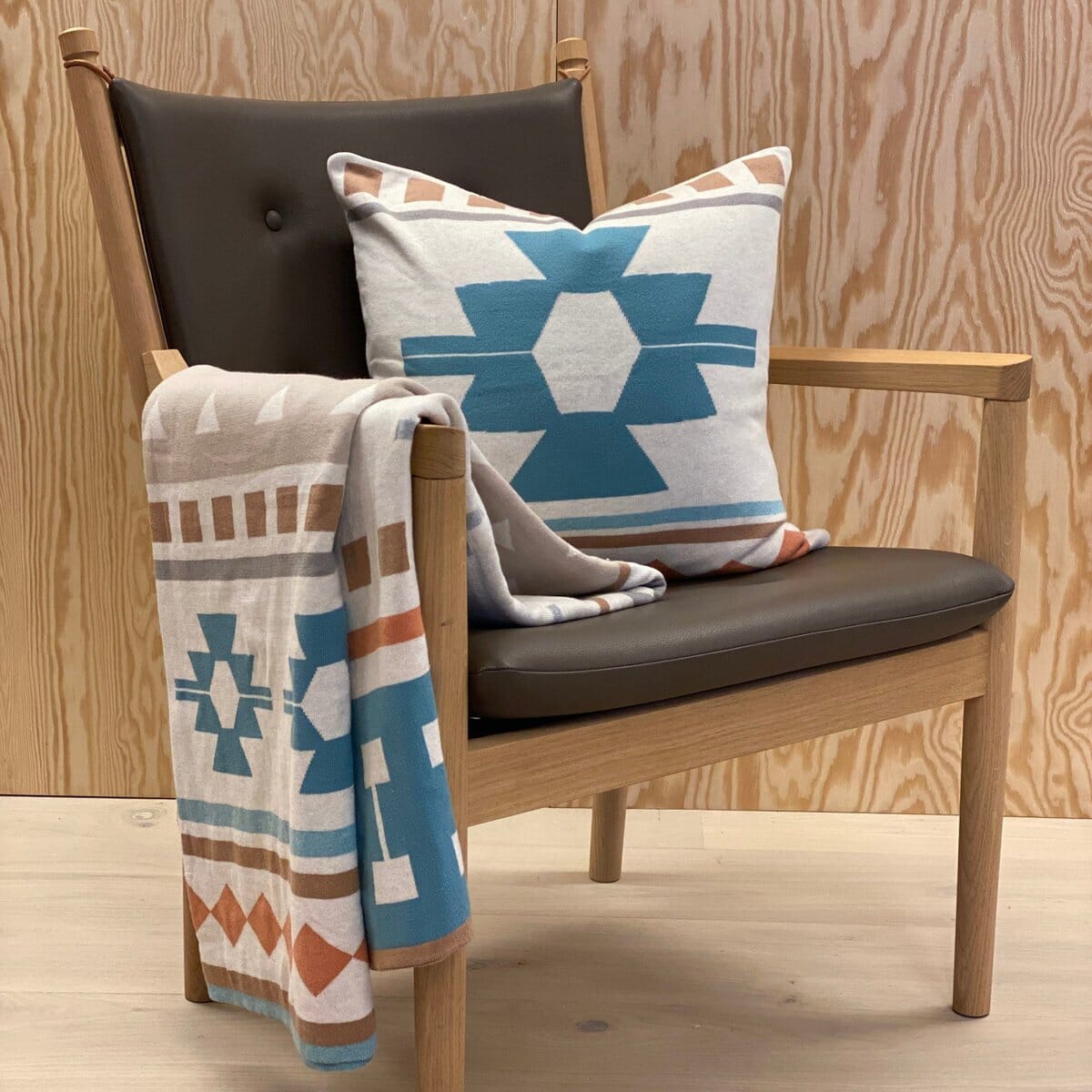 Jacquard Strickdecke Ane in Blau Heimdecke Funky Doris