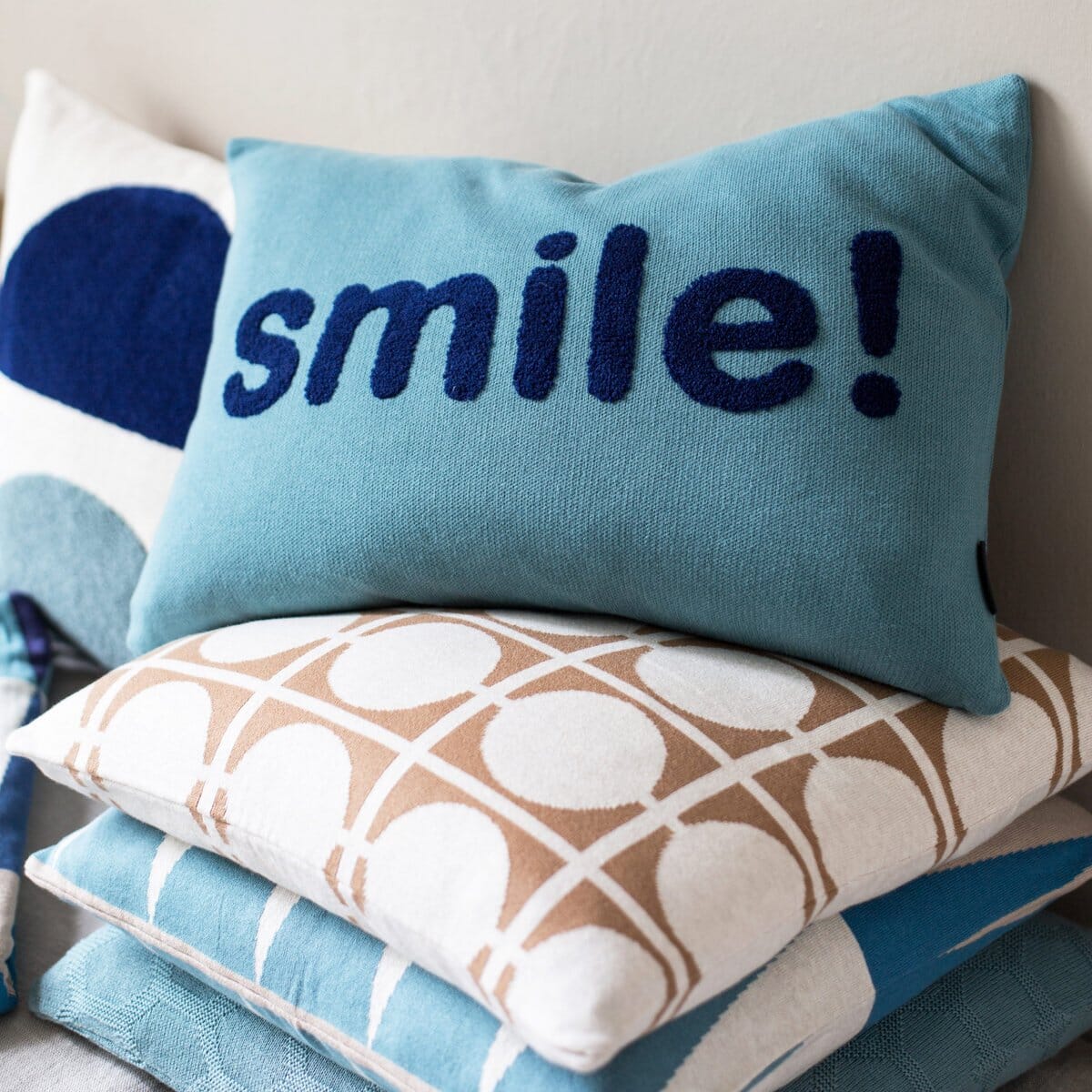 Kissen mit gesticktem Schriftzug 'Smile!' - blau Zierkissen Funky Doris