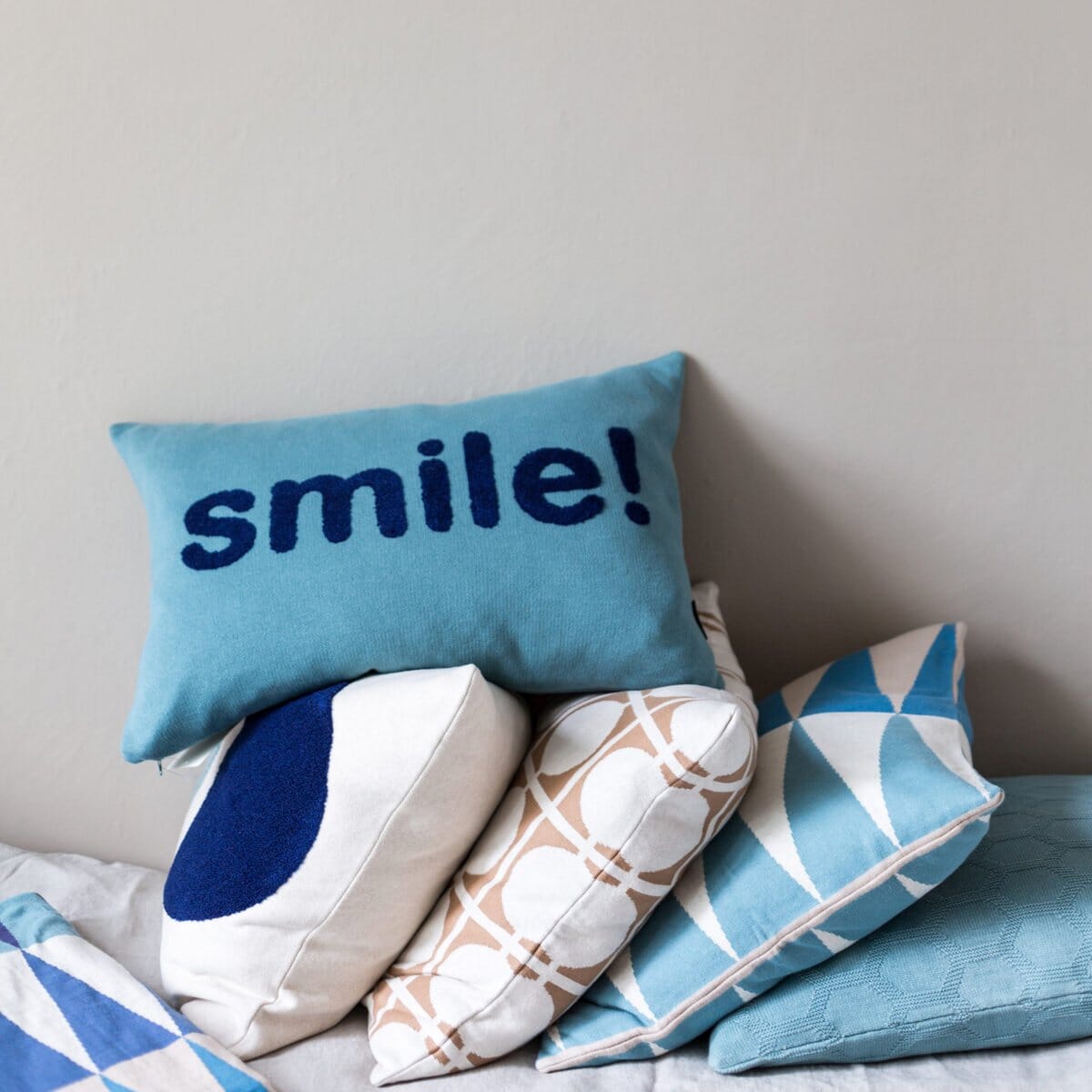 Kissen mit gesticktem Schriftzug 'Smile!' - blau Zierkissen Funky Doris
