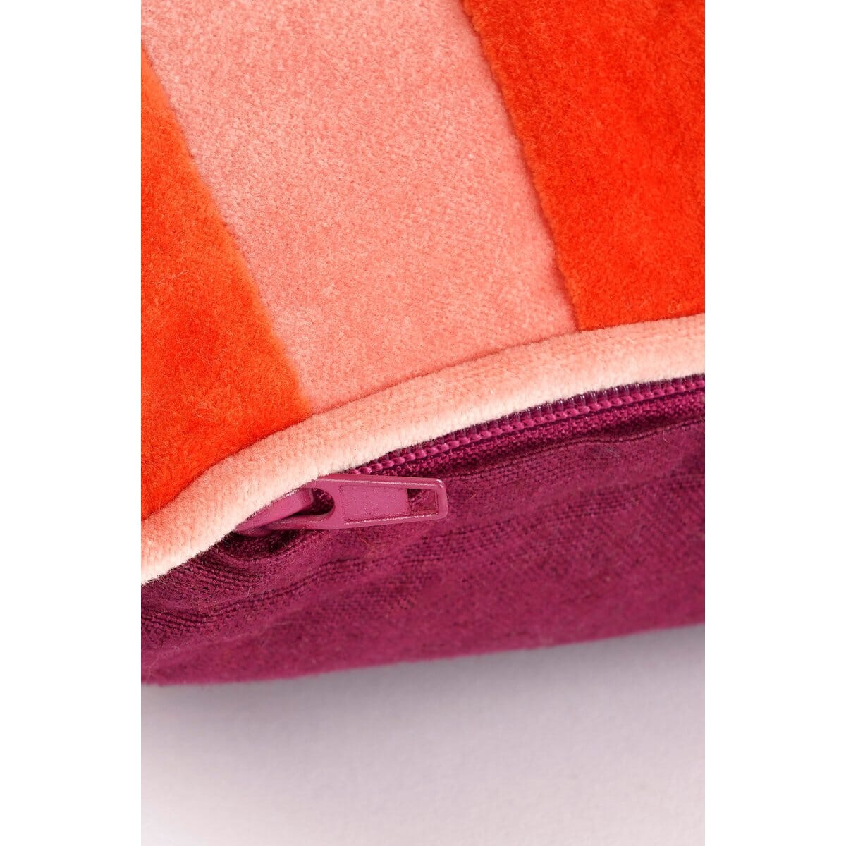 Clair Dekokissen – L45 x B45 x H10 cm – Baumwollsamt – Rosa, Rot In The Mood 